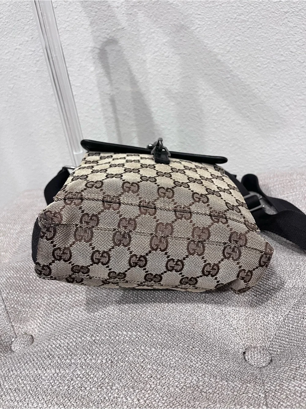 GUCCI GG CANVAS MESSENGER BAG.